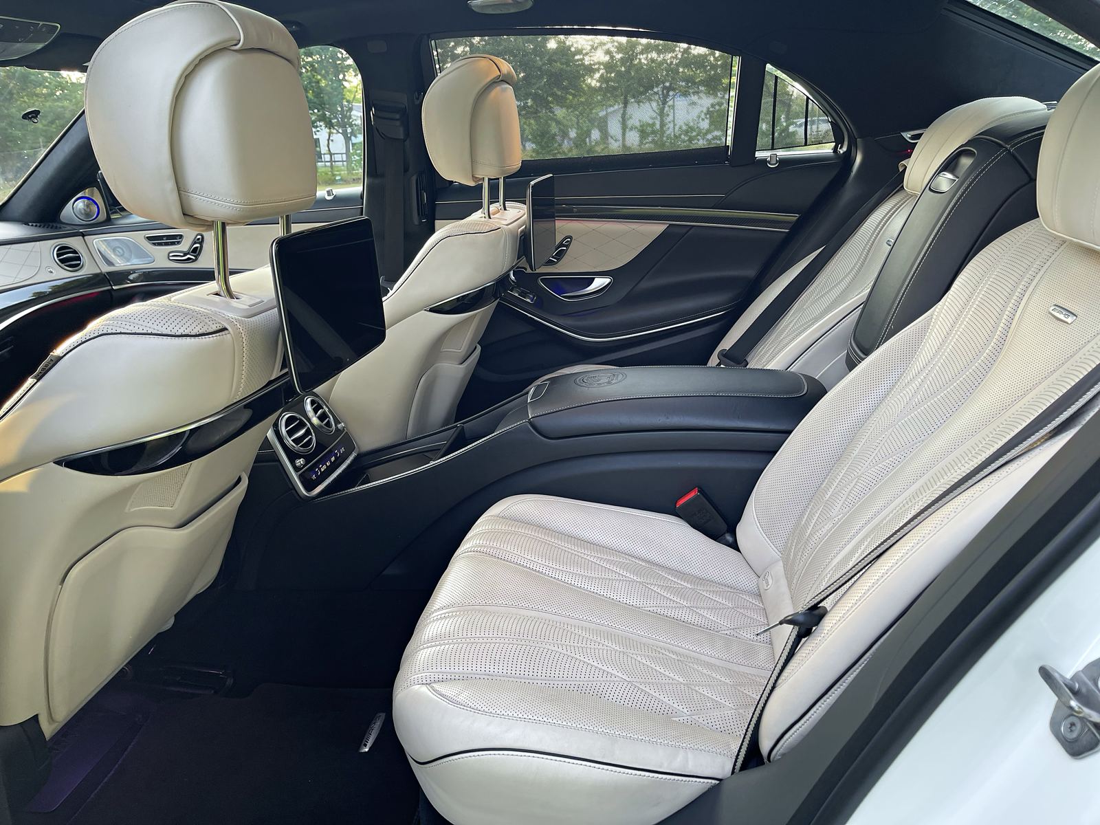 Mercedes-AMG S 63 interiør med lyst læder